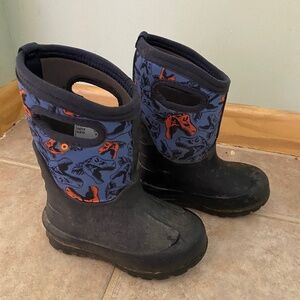 BOGS KIDS NEOCLASSIC DINOSAUR NAVY WATERPROOF BOOTS, KID SIZE 9